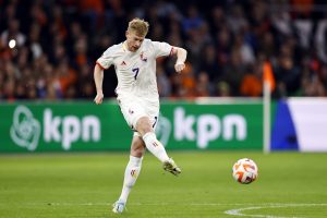 Kevin de Bruyne podający piłkę