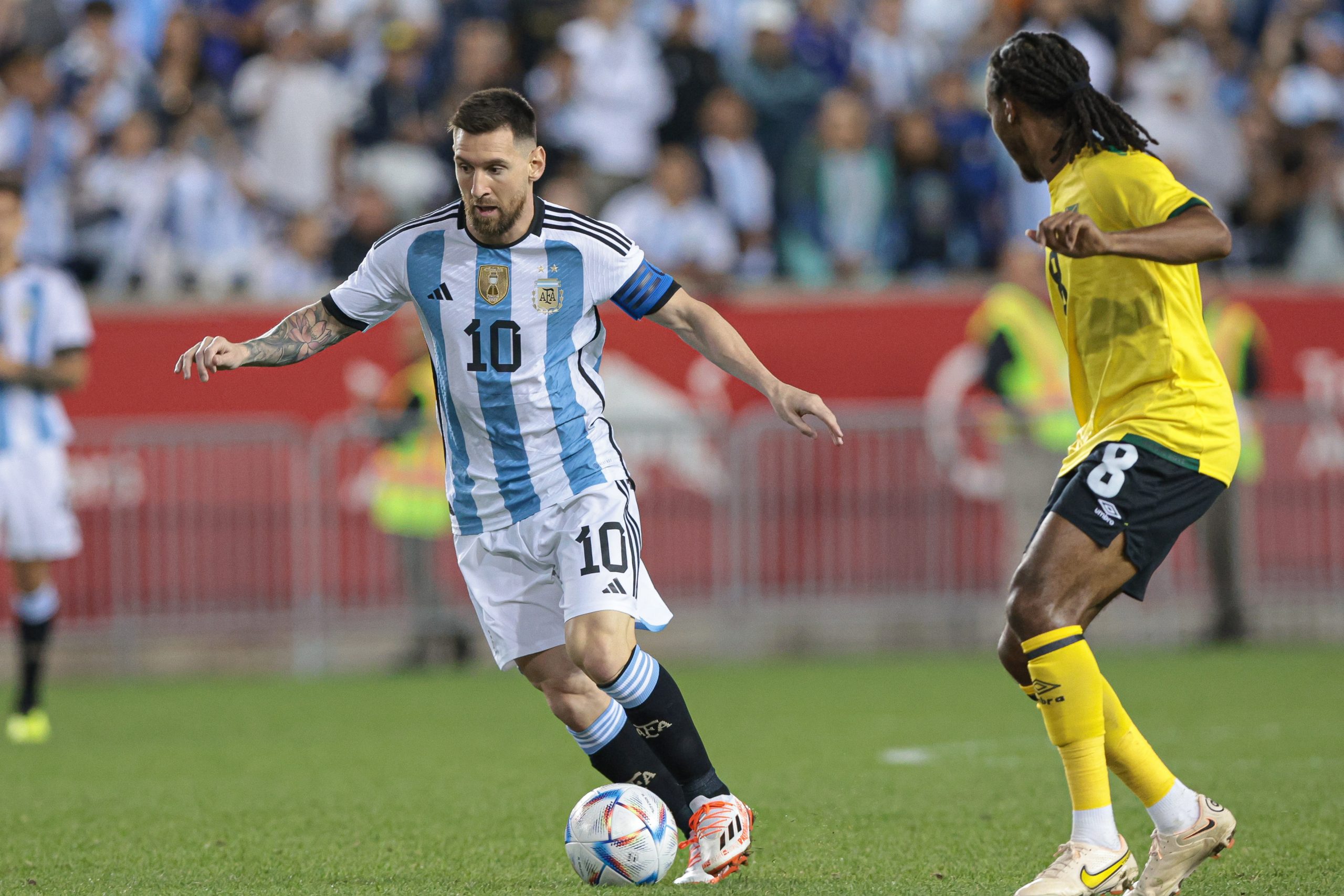 Leo Messi kiwający piłkarza Kolumbii