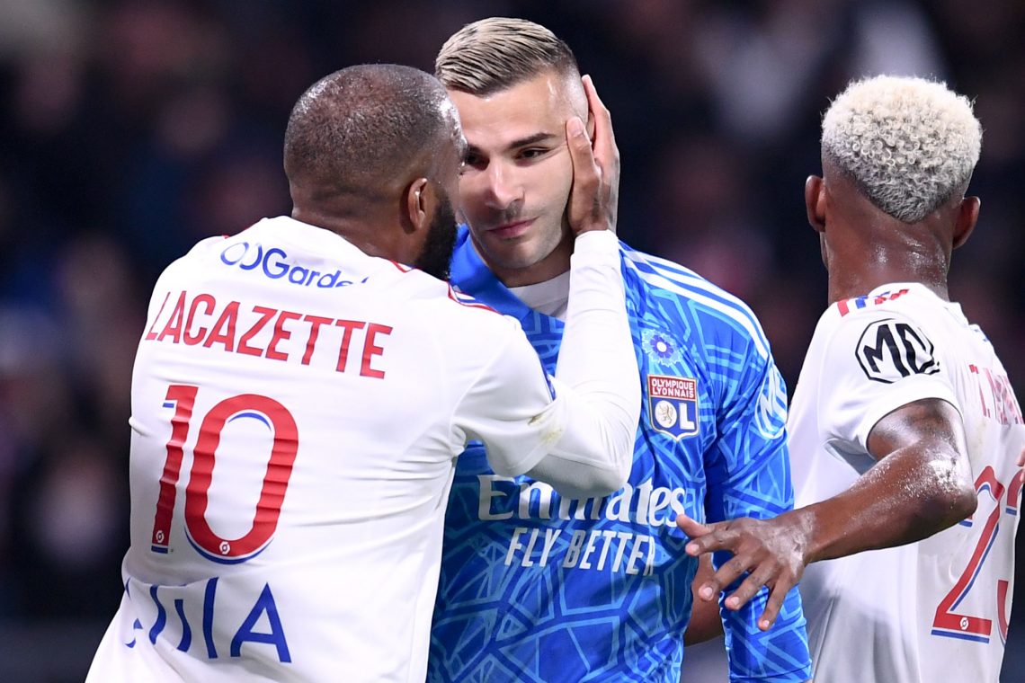 Lacazette sciskajacy Lopesa