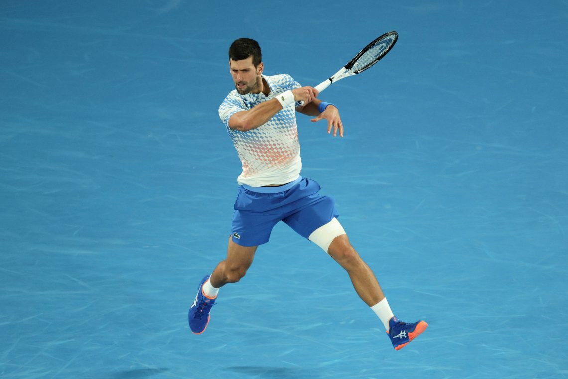 Novak-Djokovic-z-forehandu-na-wyskoku-28.01.2023