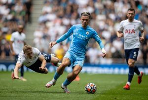 Jack Grealish mijający piłkarzy Tottenhamu