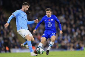 Laporte podający piłkę w meczu z Chelsea