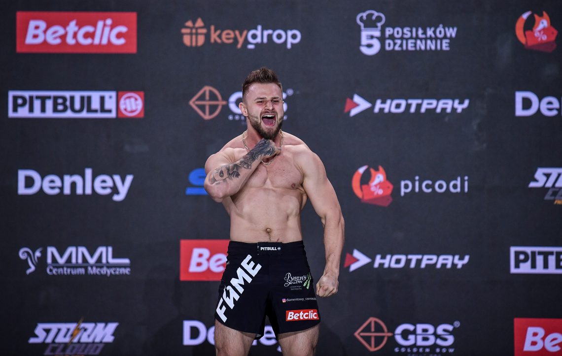 Amadeusz Ferrari Roślik na ważeniu przed Fame MMA 16