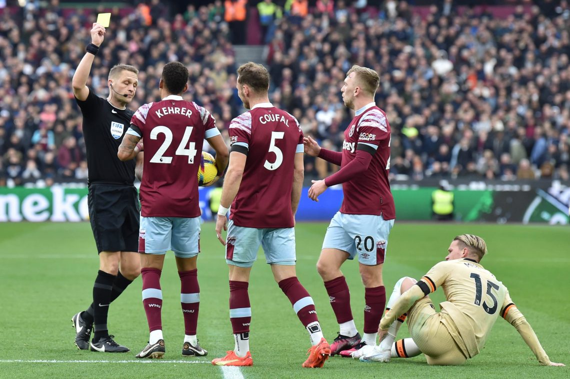 Piłkarze WHU w dyskusji z arbitrem