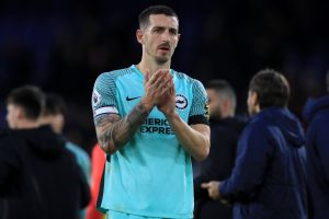 Lewis Dunk dziękujący kibicom po meczu