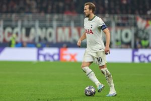 Harry Kane przy piłce w meczu LM