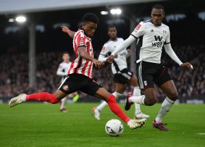 Amad Diallo strzelający na bramkę Fulham