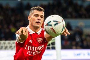 Granit Xhaka rzucający piłkę