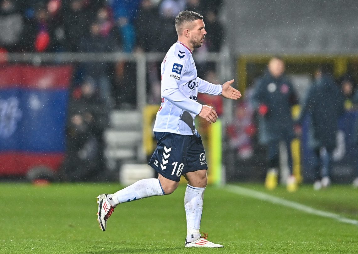 Lukas Podolski schodzący z boiska