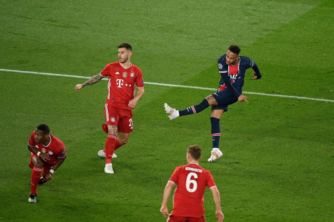 Neymar strzelający na bramkę Bayernu