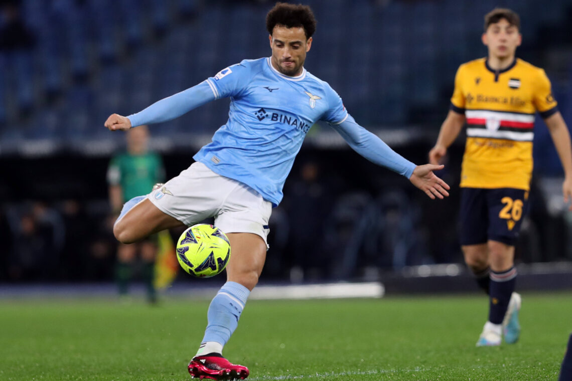 Felipe Anderson oddający strzał na bramkę