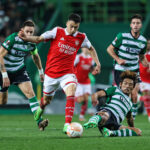 Martinelli dryblujący piłkarzy Sportingu