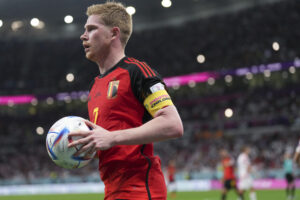 Kevin de Bruyne z piłką przed rożnym