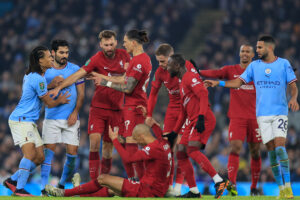 Piłkarze Liverpoolu i City podczas przepychanki