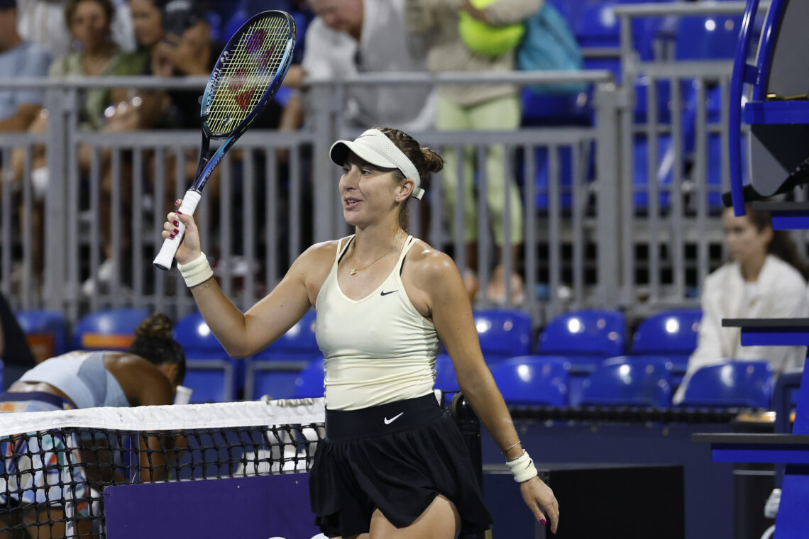 Belinda Bencic po meczu pozdrawiajaca kibicow 05.04.2023