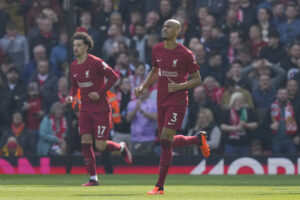 Piłkarze Liverpoolu wracający po zdobyciu gola