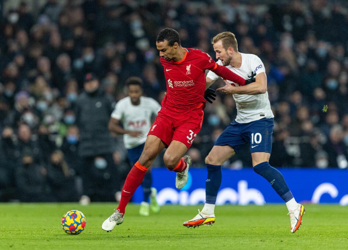 Joel Matip walczący z Harrym Kane'm