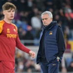 Jose Mourinho patrzący na Nicolę Zalewskiego