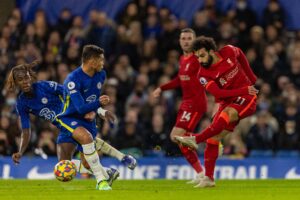 Mo Salah oddający strzał na bramkę Chelsea