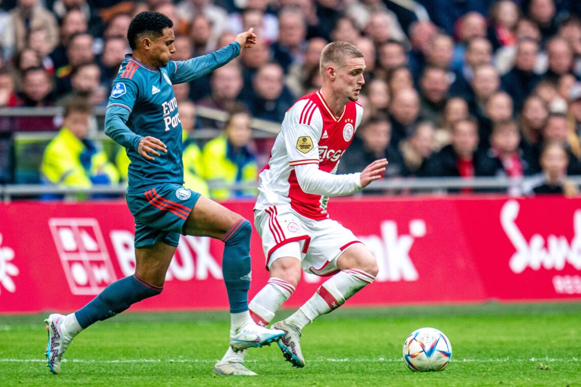 Piłkarz Ajaxu mijający rywala