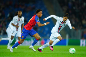 Piłkarz Nice uciekający zawodnikowi Basel