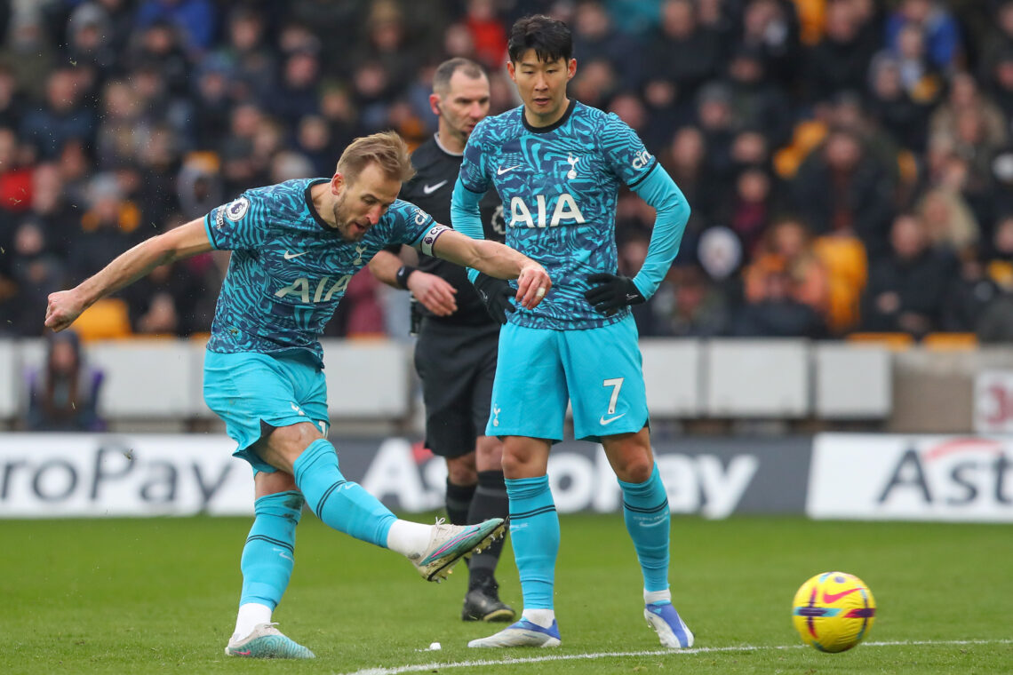 Harry Kane oddający strzał na bramkę