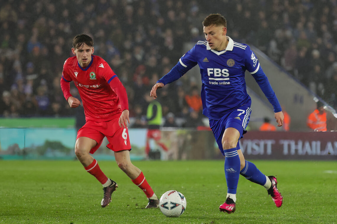 Harvey Barnes oddający strzał na bramkę