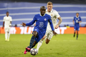 Ngolo Kante w walce z Tonim Kroosem