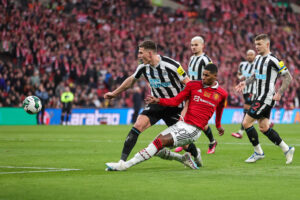 Rashford oddający strzał na bramkę Newcastle