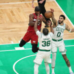 Walka pod koszem Bostończyków z Miami Heat; NBA; 19.05.2023