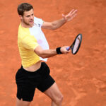 Yannick Hanfmann w uderzeniu forehandem 26.05.2023