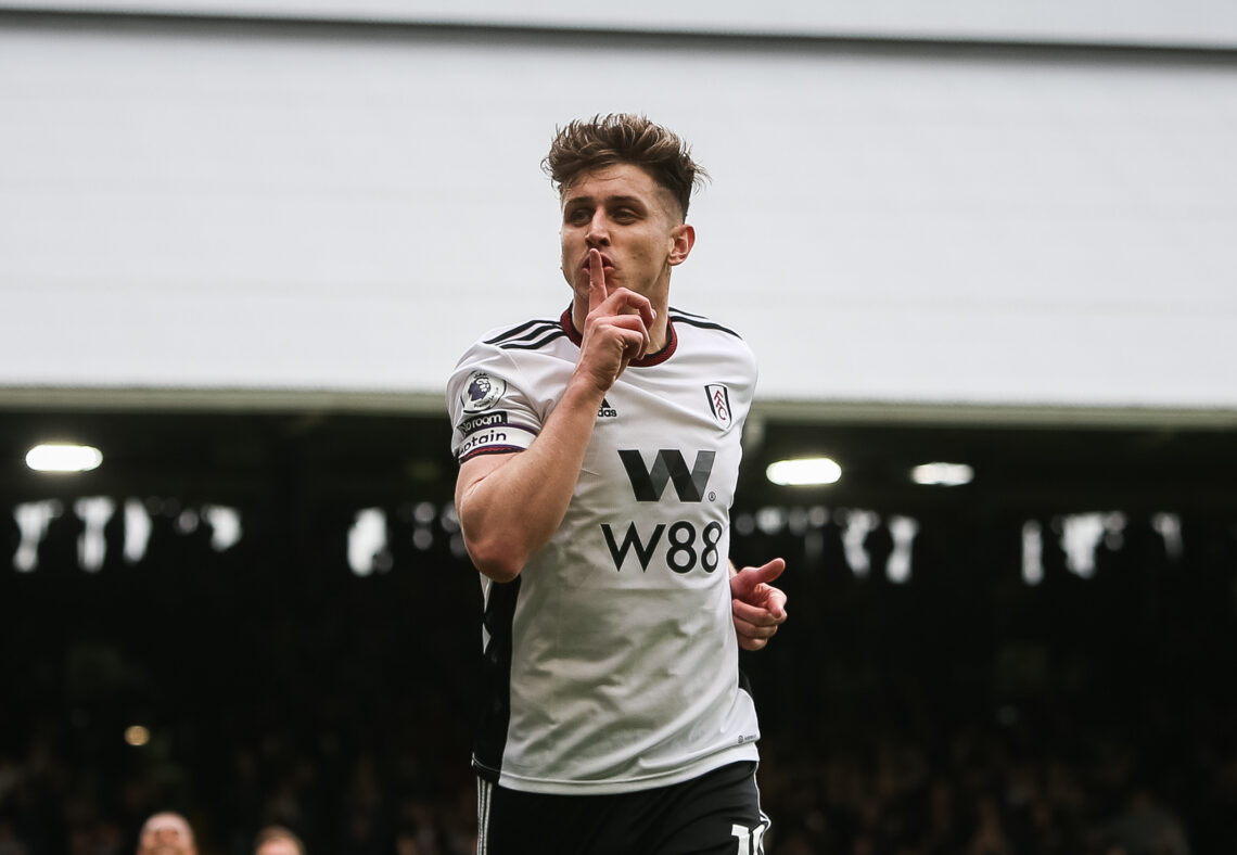 Tom Cairney świętujący gola dla Fulham