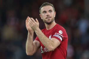 Jordan Henderson dziękujący kibicom