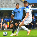 Piłkarz Urugwaju dośrodkowujący piłkę