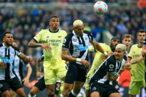 Piłkarze Arsenalu i Newcastle skaczący do głowy