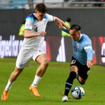 Piłkarz Urugwaj U20 walczący o piłkę
