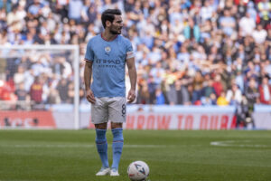 Ilkay Gundogan wykonujący rzut wolny