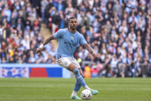 Kyle Walker przyjmujący piłkę