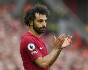 Mo Salah dziękujący kibicom po meczu