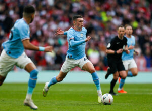 Phil Foden prowadzący piłkę