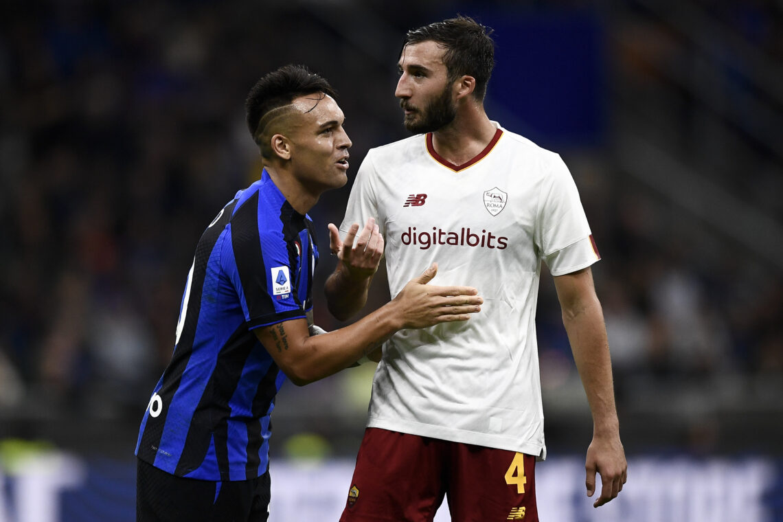 Lautaro Martinez w romozwie z piłkarzem Romy