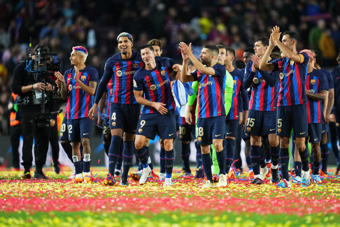 Piłkarze Barcelony świętujący zdobycie mistrzostwa
