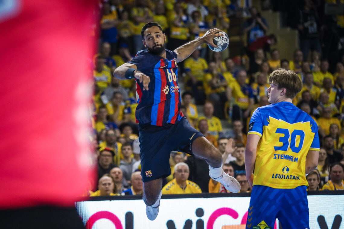 Piłkarz Barcelony rzucający na bramkę