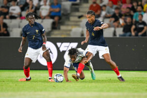 Piłkarze Francji U21 odzyskujący piłkę