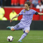Luka Modrić podający piłkę