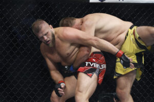 Marcin Tybura podczas walki w UFC