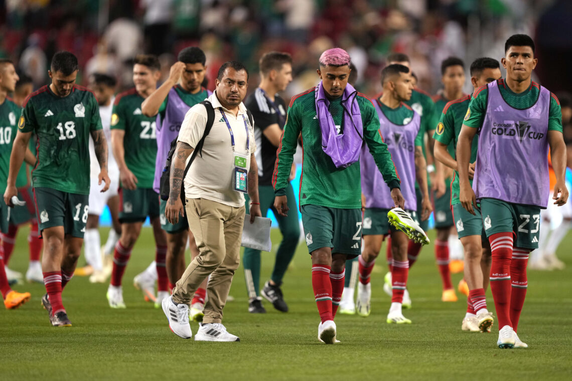 Piłkarze Meksyku po przegranym meczu