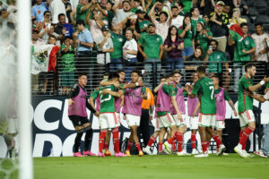 Piłkarze Meksyku po strzelonym golu