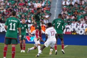 Piłkarz Meksyku walczący o główkę
