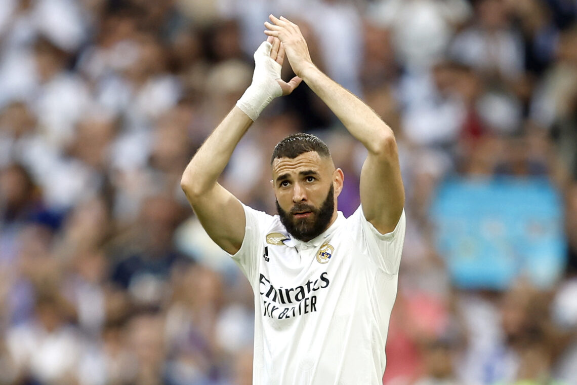 Karim Benzema bijący brawo kibicom